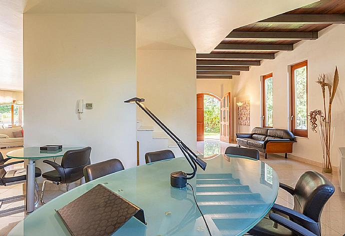 Living room with sofas, dining area, WiFi internet, and satellite TV . - Villa Venere . (Galleria fotografica) }}