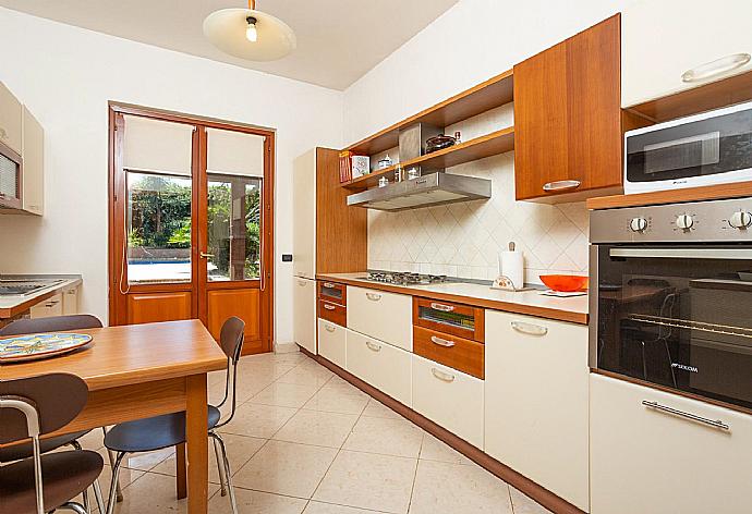 Equipped kitchen . - Villa Venere . (Fotogalerie) }}