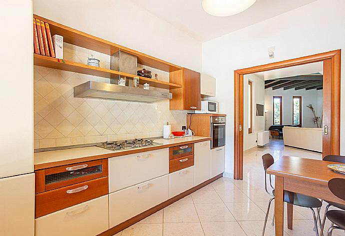 Equipped kitchen . - Villa Venere . (Fotogalerie) }}