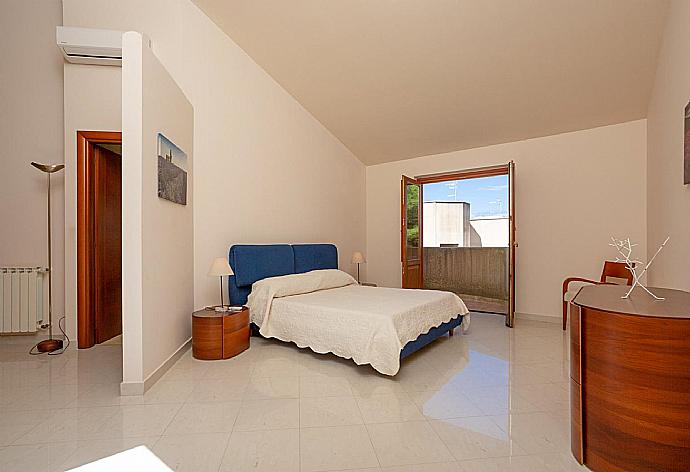 Double bedroom with en suite bathroom, A/C, and balcony access . - Villa Venere . (Galleria fotografica) }}