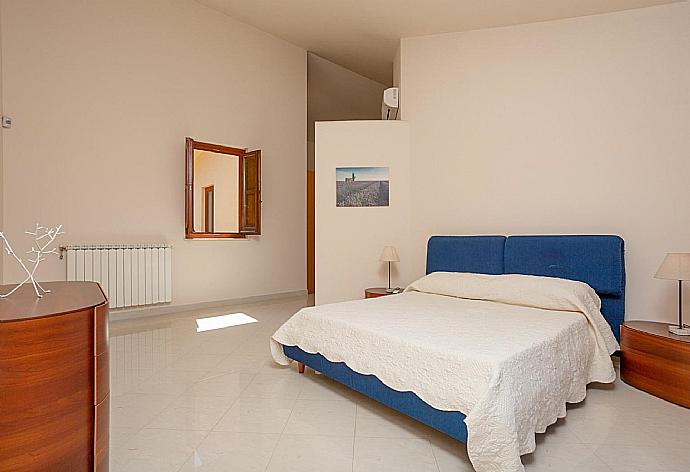 Double bedroom with en suite bathroom, A/C, and balcony access . - Villa Venere . (Galería de imágenes) }}