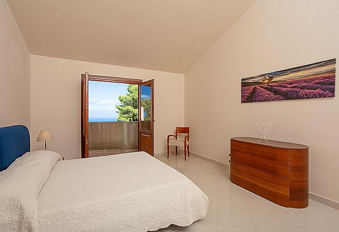 Double bedroom with en suite bathroom, A/C, and balcony access . - Villa Venere . (Galería de imágenes) }}