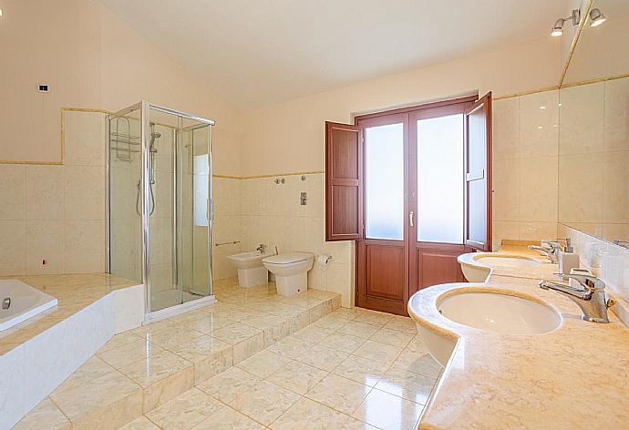 En suite bathroom with bath and shower . - Villa Venere . (Galleria fotografica) }}