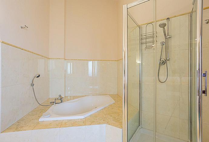 En suite bathroom with bath and shower . - Villa Venere . (Galerie de photos) }}