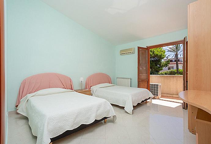 Twin bedroom with A/C and balcony access . - Villa Venere . (Fotogalerie) }}