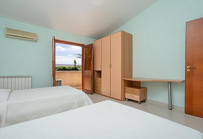 Twin bedroom with A/C and balcony access . - Villa Venere . (Galería de imágenes) }}