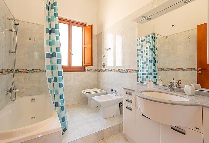 Family bathroom with bath and shower . - Villa Venere . (Fotogalerie) }}