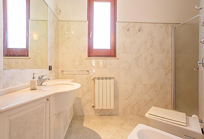 Family bathroom with shower . - Villa Venere . (Fotogalerie) }}