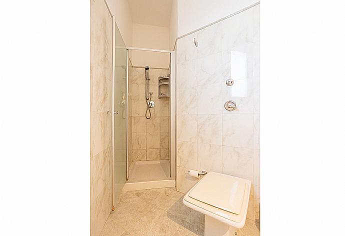 Family bathroom with shower . - Villa Venere . (Galerie de photos) }}