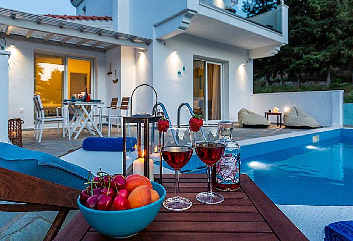 Beautiful pool area  . - Villa Amarandos . (Fotogalerie) }}