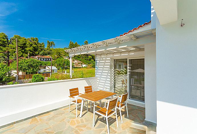 Terrace area . - Villa Amarandos . (Galería de imágenes) }}