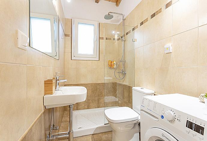 Family bathroom on ground floor with shower . - Villa Amarandos . (Galerie de photos) }}