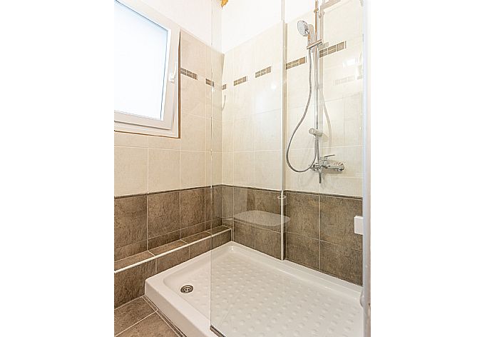 Family bathroom on first floor with shower . - Villa Amarandos . (Galería de imágenes) }}