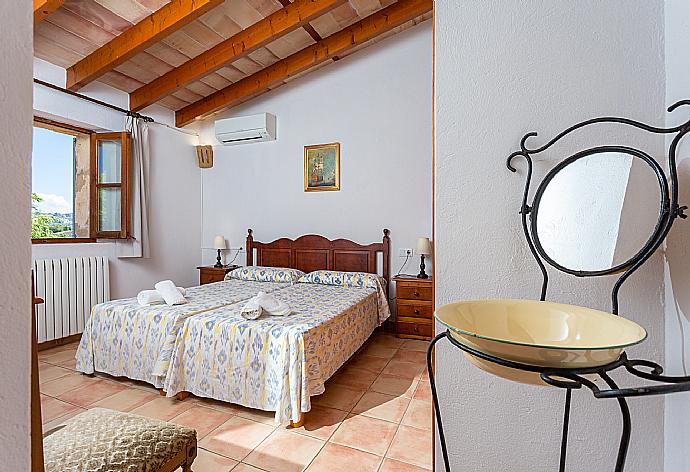 Twin bedroom with A/C . - Villa Can Soler II . (Fotogalerie) }}