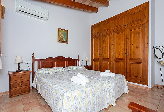 Twin bedroom with A/C . - Villa Can Soler II . (Galerie de photos) }}