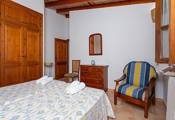 Twin bedroom with A/C . - Villa Can Soler II . (Fotogalerie) }}