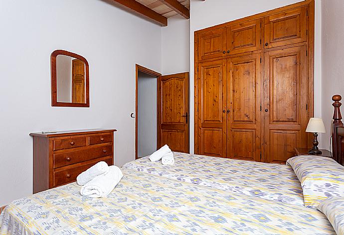 Twin bedroom with A/C . - Villa Can Soler II . (Photo Gallery) }}