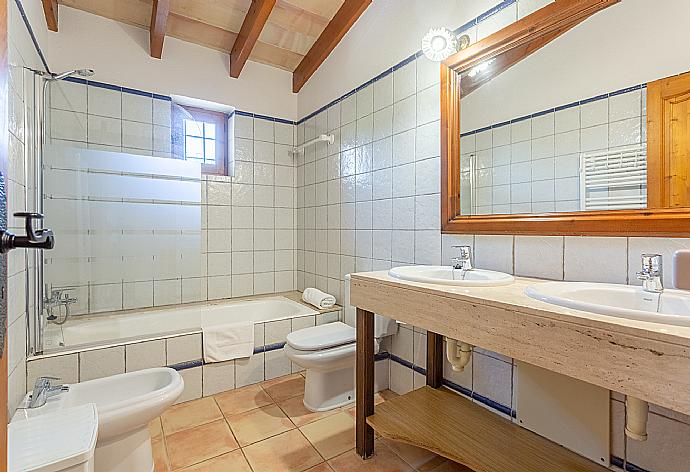 Family bathroom with bath and shower . - Villa Can Soler II . (Galleria fotografica) }}