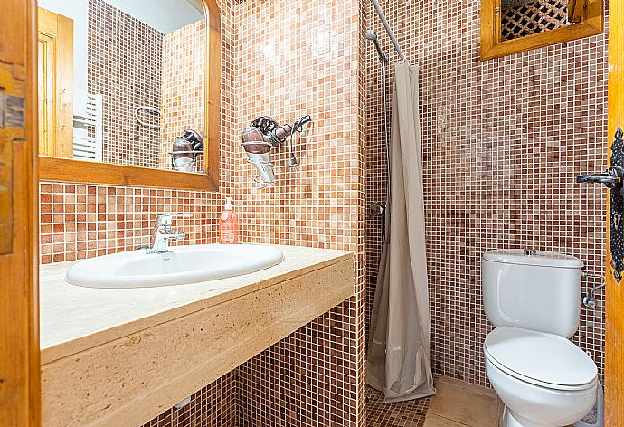 Family bathroom with shower . - Villa Can Soler II . (Galerie de photos) }}