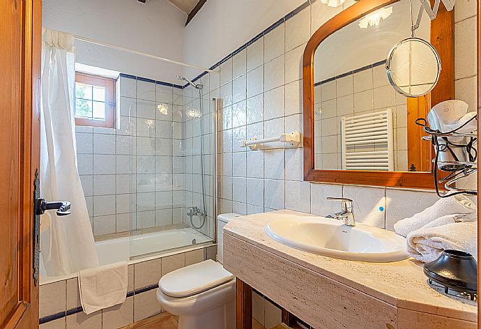 Family bathroom with bath and shower . - Villa Can Soler I . (Fotogalerie) }}