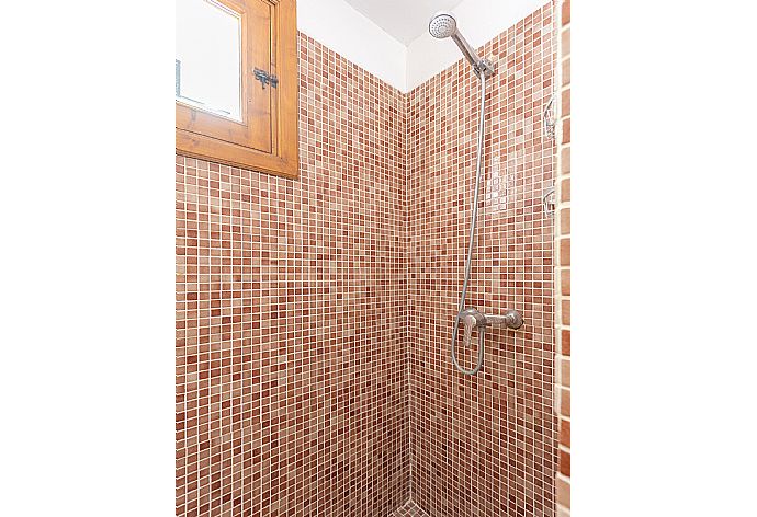 Family bathroom with shower . - Villa Can Soler I . (Galerie de photos) }}