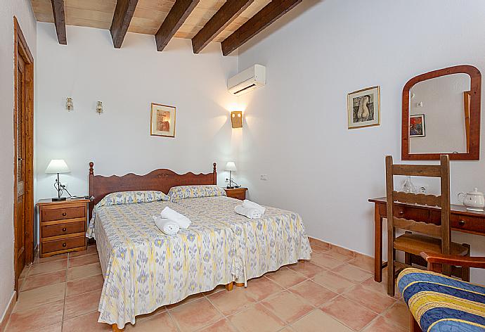 Twin bedroom in annex with en suite bathroom, A/C, and terrace access . - Villa Can Soler I . (Fotogalerie) }}