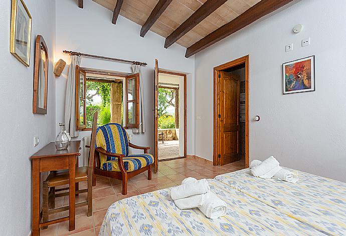 Twin bedroom in annex with en suite bathroom, A/C, and terrace access . - Villa Can Soler I . (Fotogalerie) }}