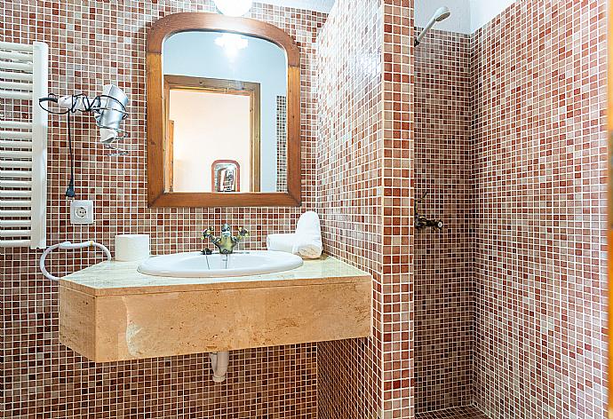 En suite bathroom with shower . - Villa Can Soler I . (Galleria fotografica) }}