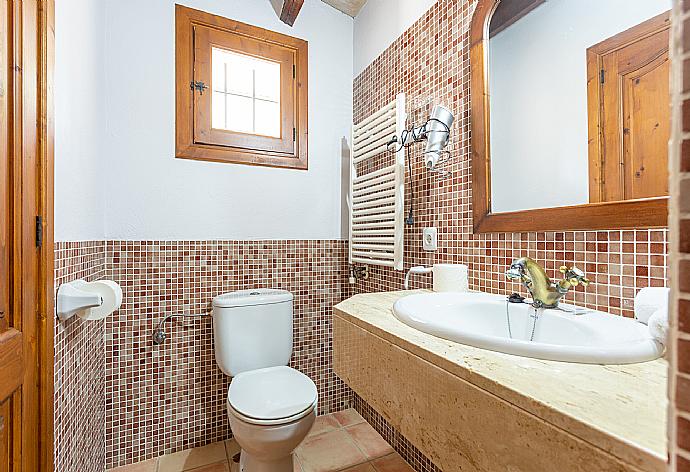 En suite bathroom with shower . - Villa Can Soler I . (Galleria fotografica) }}