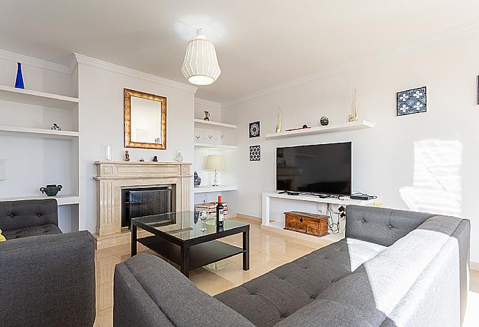 Living room with sofas, dining area, ornamental fireplace, A/C, WiFi internet, and satellite TV . - Villa Diego . (Galerie de photos) }}