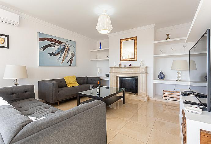 Living room with sofas, dining area, ornamental fireplace, A/C, WiFi internet, and satellite TV . - Villa Diego . (Galerie de photos) }}