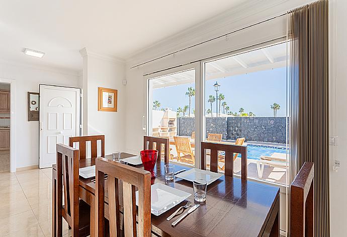 Living room with sofas, dining area, ornamental fireplace, A/C, WiFi internet, and satellite TV . - Villa Diego . (Galerie de photos) }}