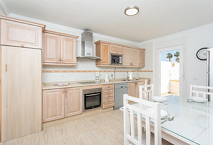 Equipped kitchen with dining area . - Villa Diego . (Galerie de photos) }}