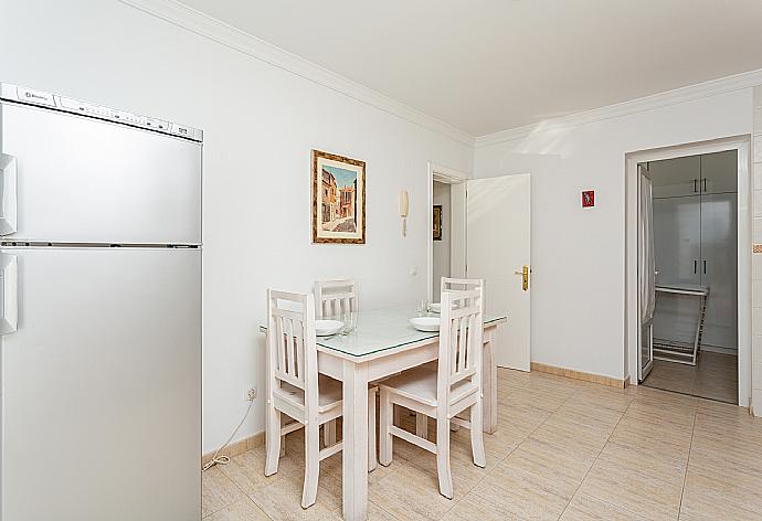 Equipped kitchen with dining area . - Villa Diego . (Galerie de photos) }}