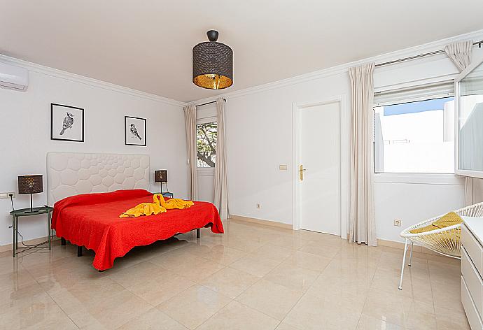 Double bedroom with en suite bathroom and A/C . - Villa Diego . (Galerie de photos) }}