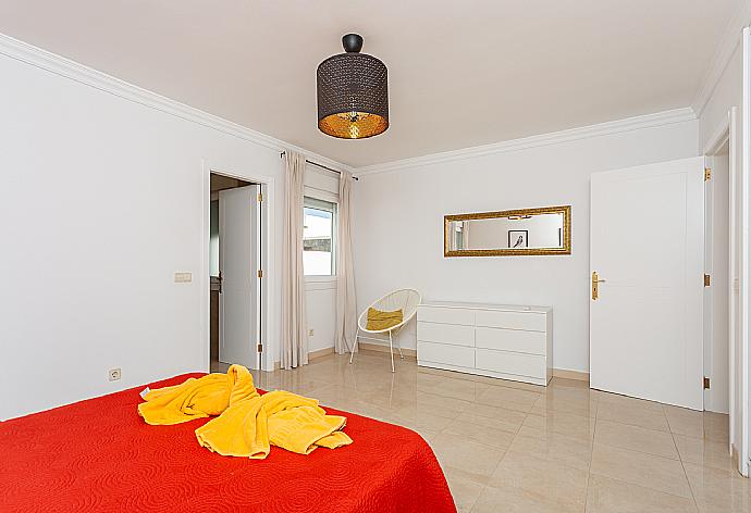 Double bedroom with en suite bathroom and A/C . - Villa Diego . (Galerie de photos) }}