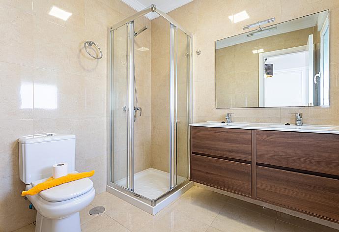 En suite bathroom with shower . - Villa Diego . (Galleria fotografica) }}