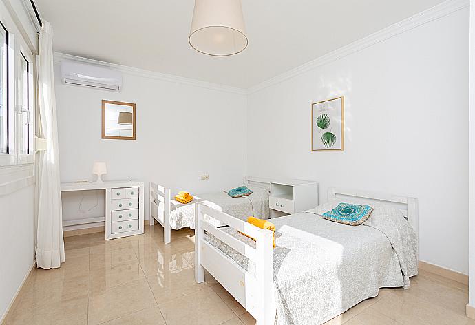 Twin bedroom with A/C and terrace access . - Villa Diego . (Галерея фотографий) }}