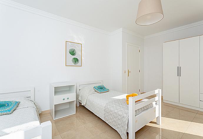 Twin bedroom with A/C and terrace access . - Villa Diego . (Galerie de photos) }}