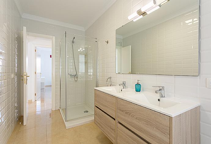 Family bathroom with shower . - Villa Diego . (Fotogalerie) }}