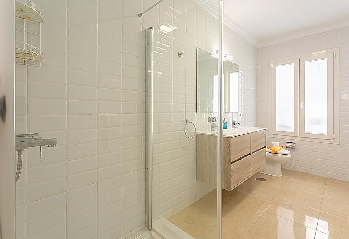 Family bathroom with shower . - Villa Diego . (Photo Gallery) }}