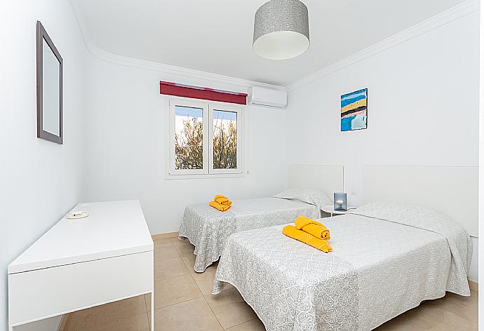 Twin bedroom with A/C . - Villa Diego . (Галерея фотографий) }}