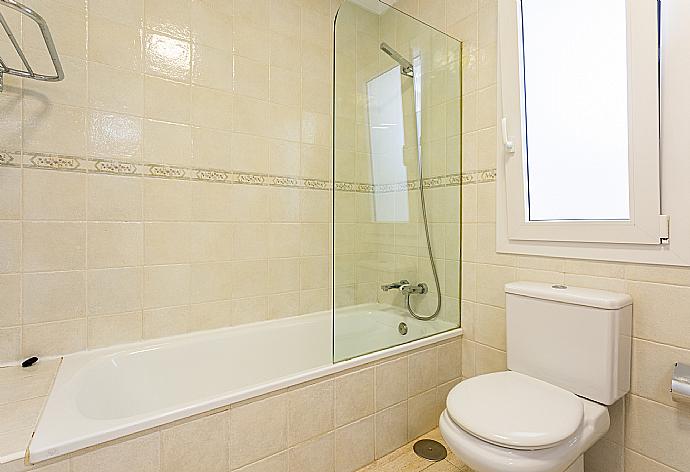 Family bathroom with bath and shower . - Villa Diego . (Photo Gallery) }}