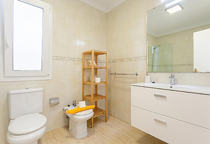 Family bathroom with bath and shower . - Villa Diego . (Photo Gallery) }}