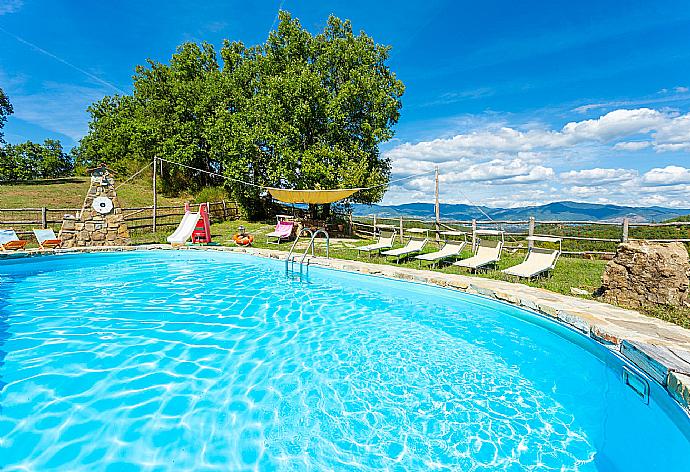 Private pool, terrace, and garden with countryside views . - Villa Bellavista . (Galería de imágenes) }}