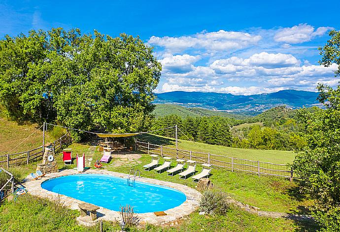 Private pool, terrace, and garden with countryside views . - Villa Bellavista . (Galería de imágenes) }}