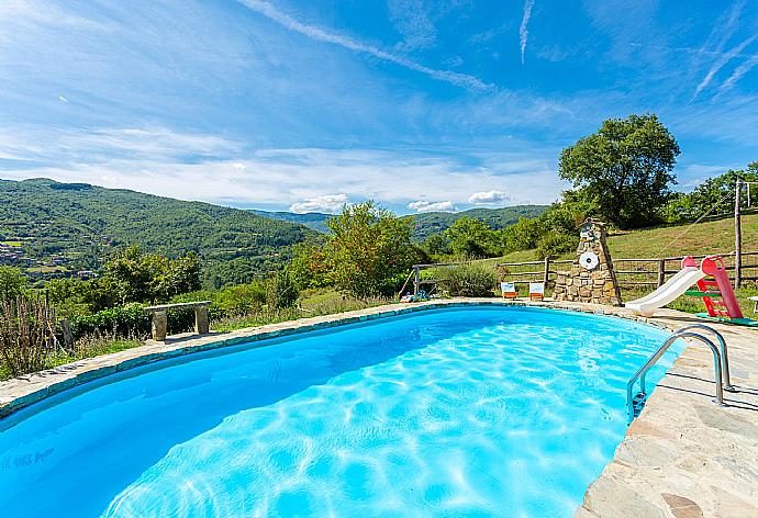 Private pool, terrace, and garden with countryside views . - Villa Bellavista . (Galería de imágenes) }}