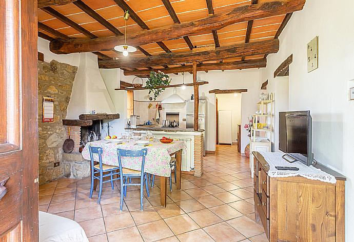 Open-plan living room on ground floor with sofa, dining area, kitchen, ornamental fireplace, WiFi internet, satellite TV, and garden access . - Villa Bellavista . (Fotogalerie) }}