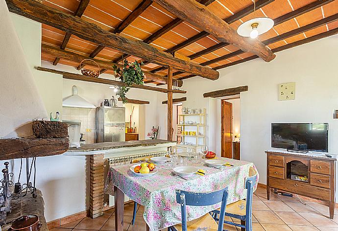 Open-plan living room on ground floor with sofa, dining area, kitchen, ornamental fireplace, WiFi internet, satellite TV, and garden access . - Villa Bellavista . (Fotogalerie) }}