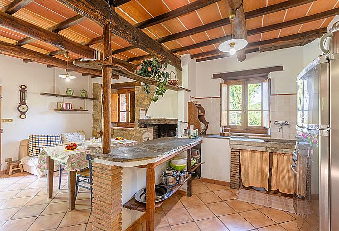 Open-plan living room on ground floor with sofa, dining area, kitchen, ornamental fireplace, WiFi internet, satellite TV, and garden access . - Villa Bellavista . (Galleria fotografica) }}